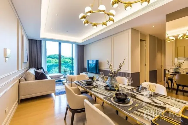 คอนโด ให้เช่าในPathum Wan, Bangkok - มุมรับประทานอาหารจัดสวยสำหรับหกที่นั่ง พร้อมโต๊ะหินอ่อน โคมไฟระย้า และวิวระเบียง