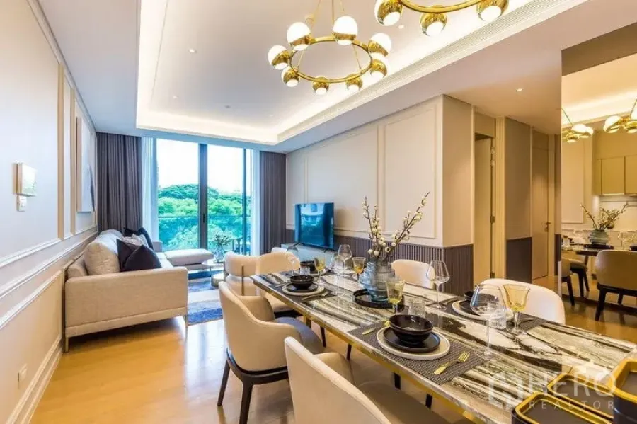 คอนโด ให้เช่าในPathum Wan, Bangkok - มุมรับประทานอาหารจัดสวยสำหรับหกที่นั่ง พร้อมโต๊ะหินอ่อน โคมไฟระย้า และวิวระเบียง