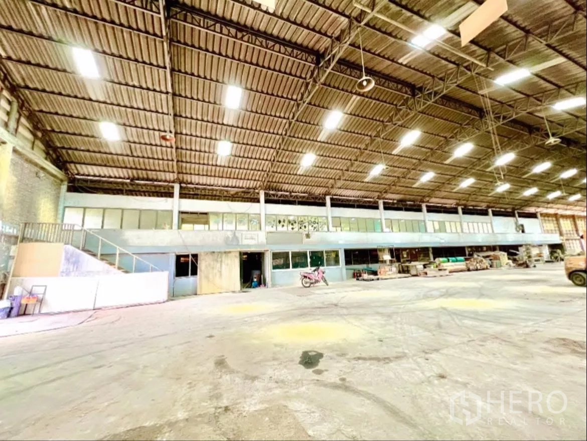 工厂 出租在Sai Noi, Nonthaburi - 室内视角可见夹层与长条办公室区。