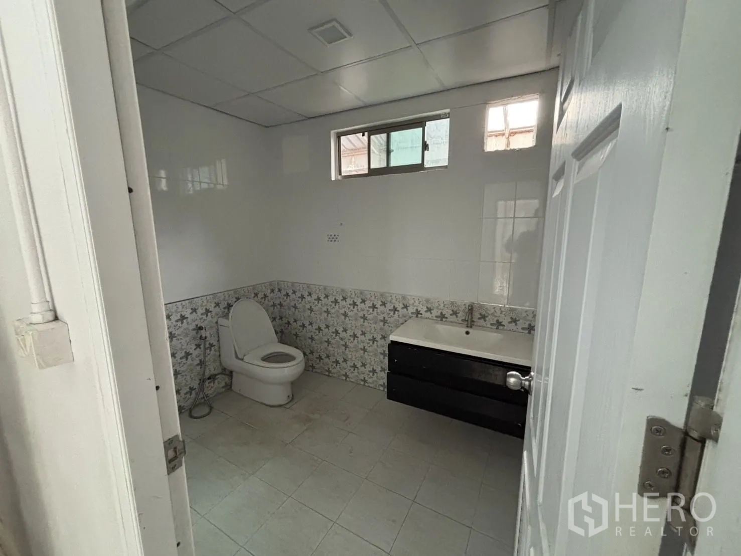 คลังสินค้า ให้เช่าหรือขายในWang Thonglang, Bangkok - ห้องน้ำปูกระเบื้องพร้อมโถสุขภัณฑ์และอ่างล้างมือ