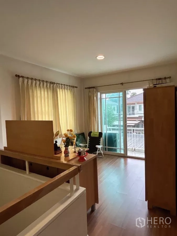 บ้าน ขายในBang Kapi, Bangkok - พื้นที่นั่งเล่นครอบครัวชั้นบน พื้นไม้ พร้อมประตูกระจกออกระเบียง