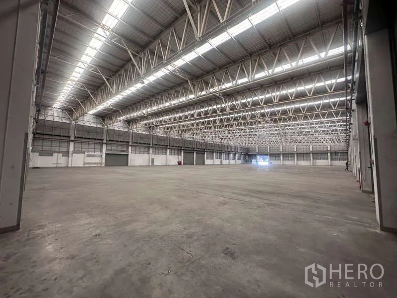 โรงงาน ให้เช่า - พื้นที่ผลิตขนาดใหญ่ไร้เสา ผนังระบายอากาศพร้อมจุดอุปกรณ์ดับเพลิง