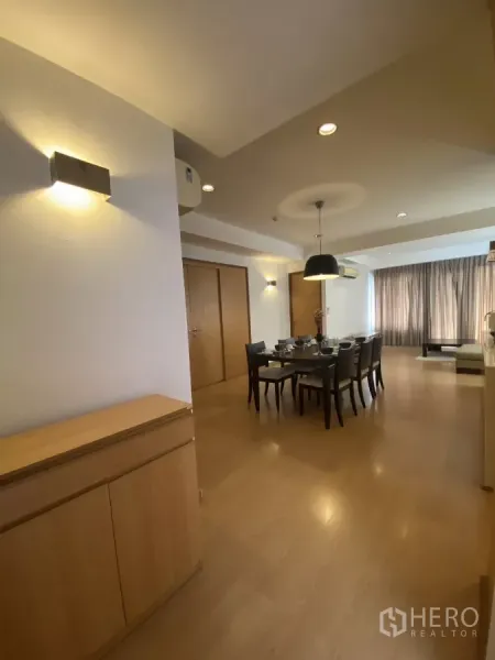 คอนโด ให้เช่าในWatthana, Bangkok - มุมมองจากโถงทางเดินสู่ห้องกินข้าว มีไฟส่องผนังและตู้บิลท์อิน เชื่อมต่อสู่พื้นที่นั่งเล่นสว่างโล่ง