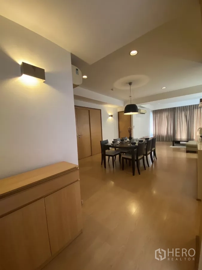 คอนโด ให้เช่าในWatthana, Bangkok - มุมมองจากโถงทางเดินสู่ห้องกินข้าว มีไฟส่องผนังและตู้บิลท์อิน เชื่อมต่อสู่พื้นที่นั่งเล่นสว่างโล่ง