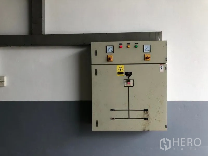 โรงงาน ให้เช่าหรือขายในSamut Prakan - ตู้ควบคุมไฟฟ้าอุตสาหกรรมแบบไฟสามเฟสติดตั้งบนผนัง