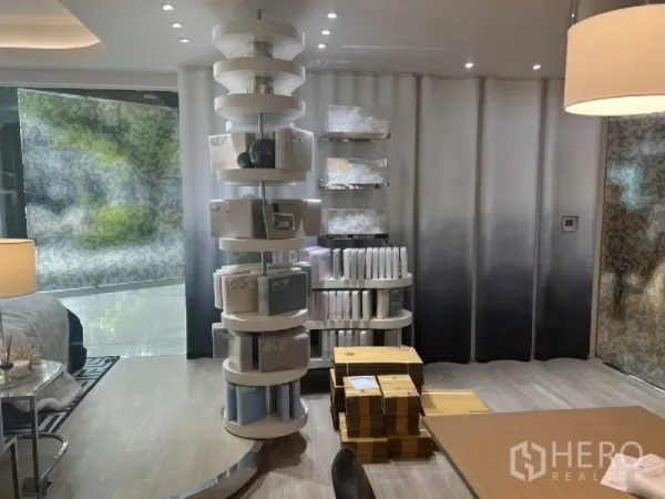 零售空间 出租在Watthana, Bangkok - 室内零售空间，圆形展示塔、产品货架与暖色照明