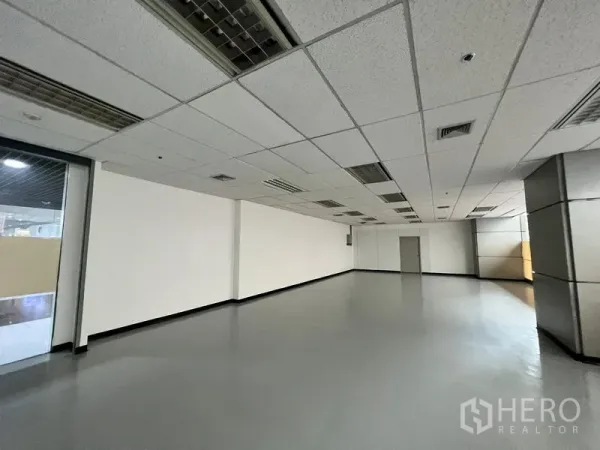 พื้นที่ขายปลีก ให้เช่า - พื้นที่ร้านทรงสี่เหลี่ยม เพดานแขวนมีช่องแอร์ พื้นเรียบ เหมาะเป็นโชว์รูมหรือบูติค