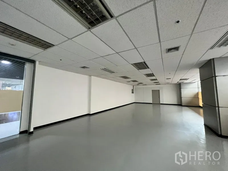 พื้นที่ขายปลีก ให้เช่า - พื้นที่ร้านทรงสี่เหลี่ยม เพดานแขวนมีช่องแอร์ พื้นเรียบ เหมาะเป็นโชว์รูมหรือบูติค