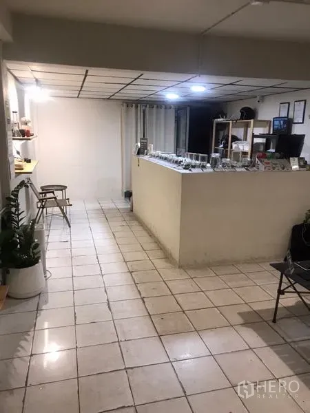 อาคารพาณิชย์ ให้เช่าในSuan Luang, Bangkok - มุมเคาน์เตอร์และโถงเดินภายใต้ฝ้าหลุมพร้อมไฟ บนพื้นกระเบื้อง