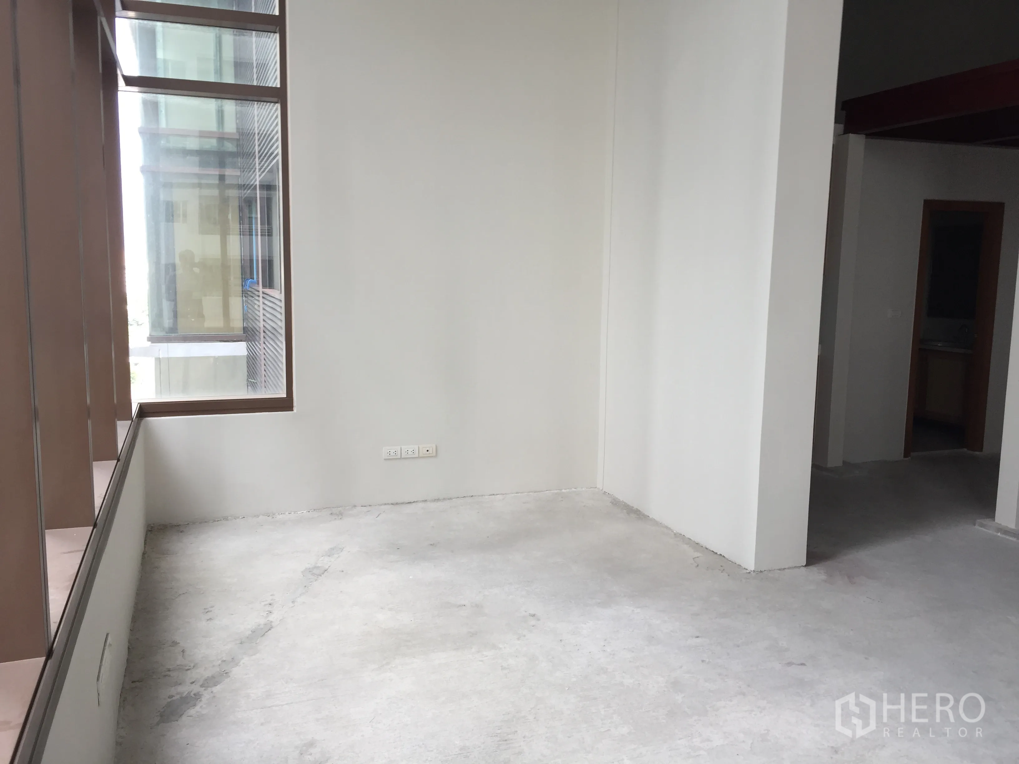 คอนโด ขายในKhlong Toei, Bangkok - มุมสว่างใกล้หน้าต่างบานใหญ่ เหมาะเป็นมุมทานข้าวหรือโฮมออฟฟิศ.