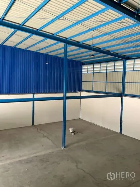 Warehouse for rent in Bang Bua Thong, Nonthaburi - Open storage bay with clear-span beams and smooth concrete flooring.