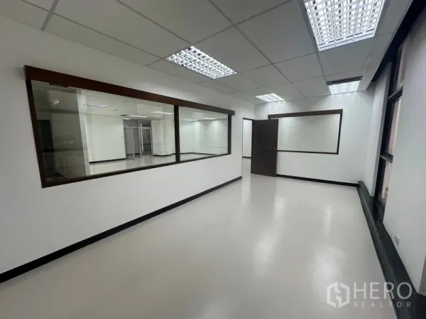 办公空间 出租 - 玻璃隔断的会议室/主管室，面向主工作区，灯光均匀。