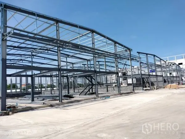 货栈 出租在Samut Prakan - 高净空仓库骨架，带夹层平台与宽敞卡车回转场。