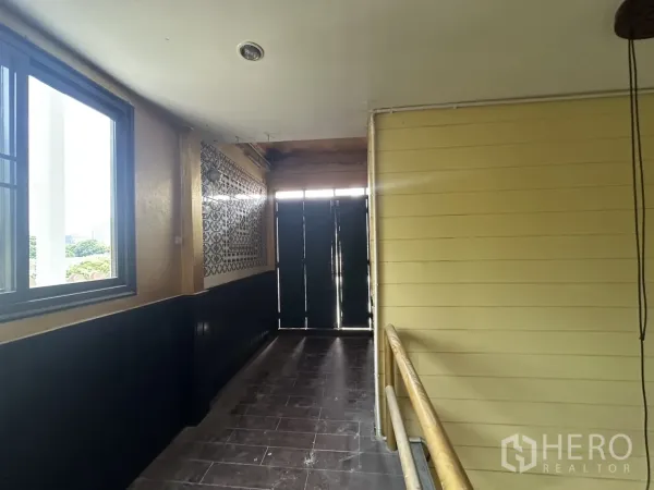 พื้นที่ขายปลีก ให้เช่าในBang Rak, Bangkok - โถงทางเดินมีหน้าต่าง กระเบื้องลายแพทเทิร์น และประตูบานคู่ภายในยูนิต