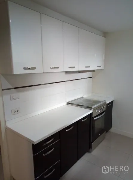 คอนโด ให้เช่าในWatthana, Bangkok - ครัวบิลท์อินตู้เก็บของครบ เคาน์เตอร์ยาว และเตาอบไฟฟ้า