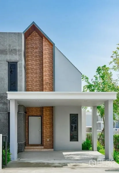 บ้าน ขายในLam Luk Ka, Pathum Thani - ซูมด้านหน้าพร้อมผนังอิฐตกแต่งและหลังคาจั่ว