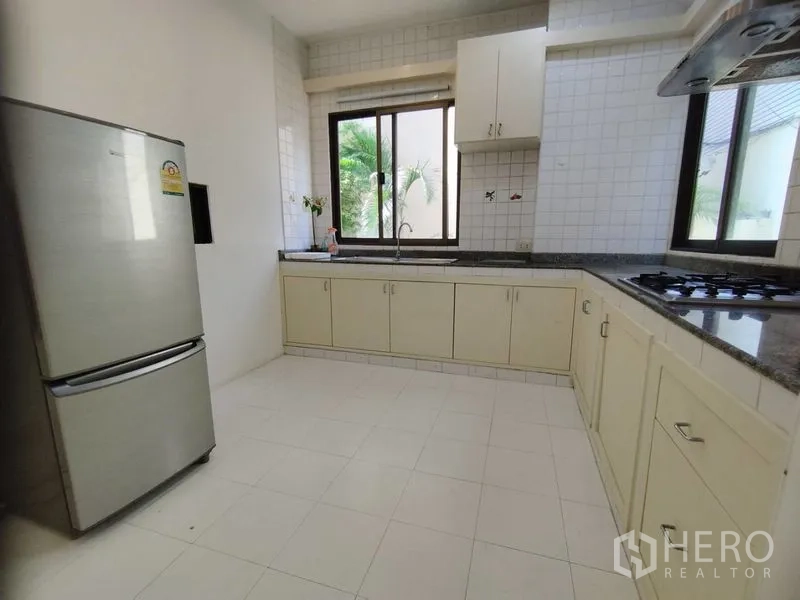 บ้าน ให้เช่าในWatthana, Bangkok - ครัวรูปตัวแอล เคาน์เตอร์หินแกรนิต หน้าต่างรอบด้าน พร้อมตู้เย็นสแตนเลส