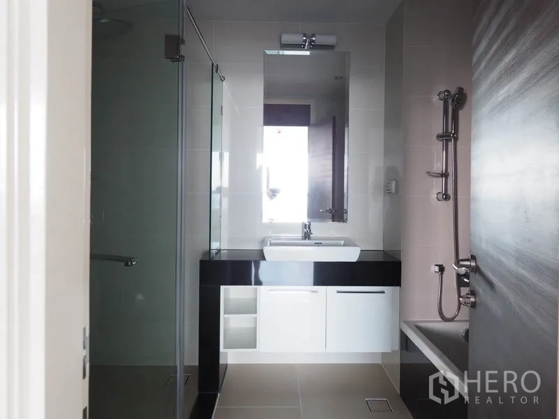 公寓 出租在Yan Nawa, Bangkok - 明亮浴室，独立玻璃淋浴、浴缸与大镜面洗手台