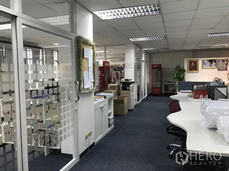 สำนักงาน ให้เช่าในKhlong Toei, Bangkok - ห้องประชุมกั้นกระจกตามทางเดิน พร้อมตู้บิวท์อินและไฟฟลูออเรสเซนต์