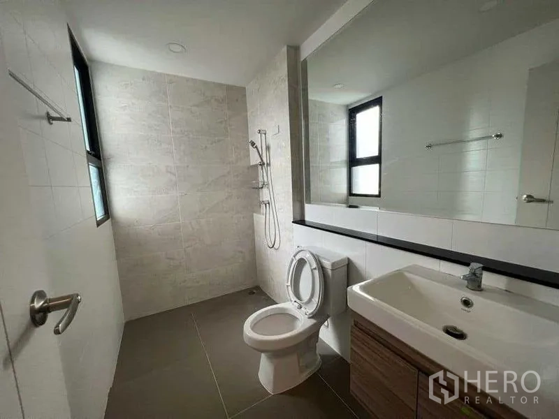 บ้าน ให้เช่าในMueang Nonthaburi, Nonthaburi - ห้องน้ำสะอาด โซนอาบน้ำแบบวอล์กอิน กระจกบานใหญ่ และหน้าต่างระบายอากาศ