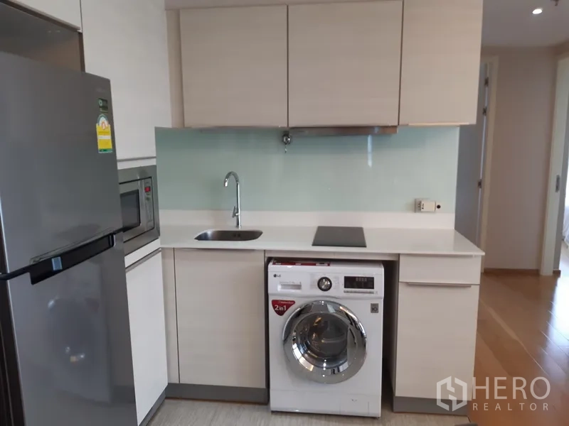 คอนโด ให้เช่าในWatthana, Bangkok - ครัวสมัยใหม่ขนาดกะทัดรัด พร้อมตู้เย็น ไมโครเวฟ เตาไฟฟ้า อ่างล้าง และเครื่องซักผ้าอบผ้า
