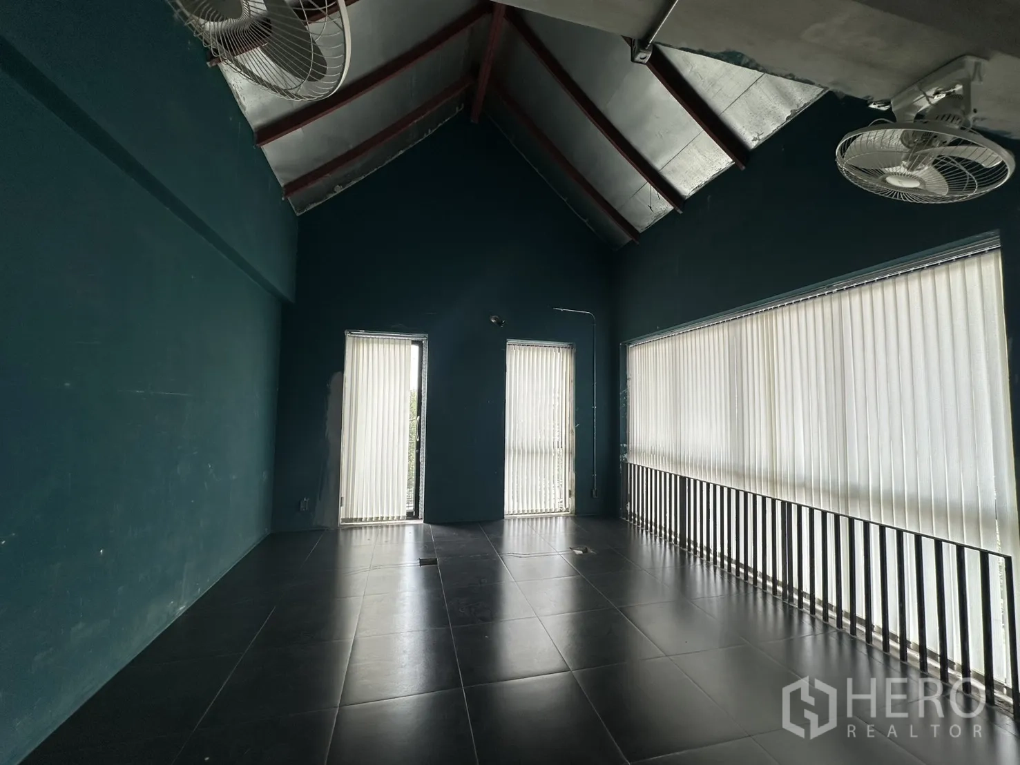 带办公室的家 for rent in Pathum Wan, Bangkok - 高挑空间，双门与整面采光窗，装有百叶帘。