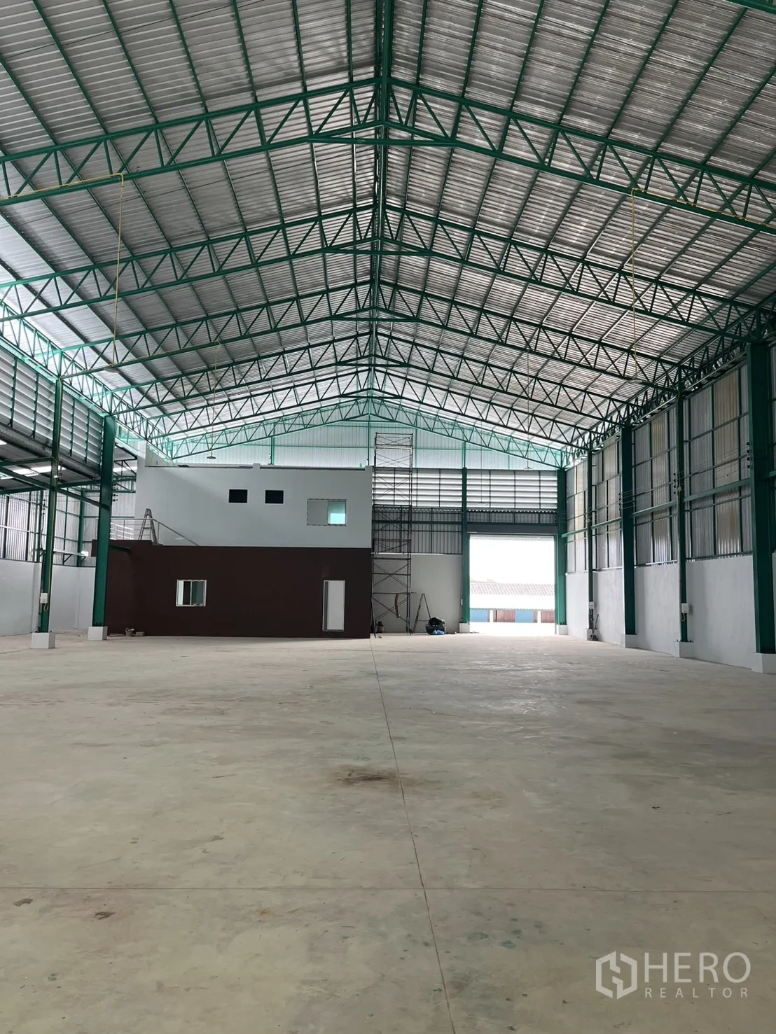 Warehouse for rent in Mueang Samut Sakhon, Samut Sakhon - Open warehouse space with attached office block, roller shutter access, and ample loading area.