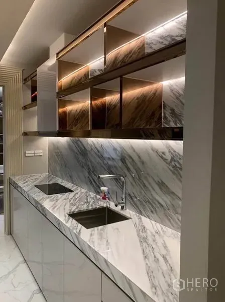 คอนโด ให้เช่าในWatthana, Bangkok - ครัวแบบแกลเลย์ เคาน์เตอร์และแบ็กสเปลชหินอ่อน อ่างล้างคู่ ไฟใต้ตู้