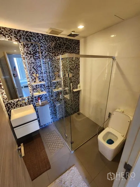 คอนโด ให้เช่าหรือขายในBang Rak, Bangkok - ห้องน้ำพร้อมตู้กระจกอาบน้ำแบบไร้กรอบ ฝักบัวเรนชาวเวอร์ และกระเบื้องโมเสก
