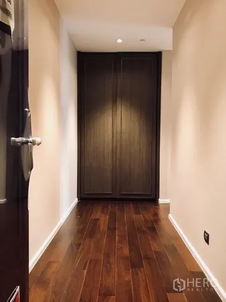 คอนโด ให้เช่าหรือขายในWatthana, Bangkok - โถงทางเข้าพื้นไม้ขัดเงา เชื่อมไปยังตู้เสื้อผ้าบิลท์อินสีเข้ม