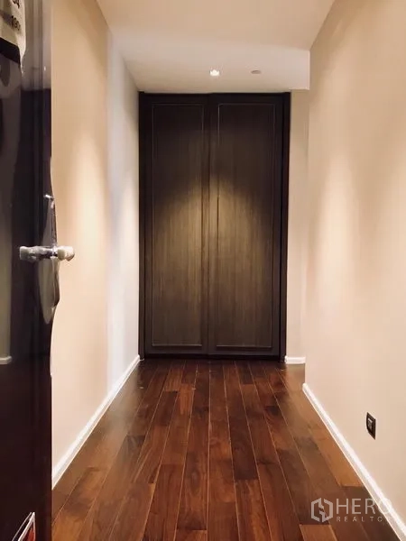 คอนโด ให้เช่าหรือขายในWatthana, Bangkok - โถงทางเข้าพื้นไม้ขัดเงา เชื่อมไปยังตู้เสื้อผ้าบิลท์อินสีเข้ม