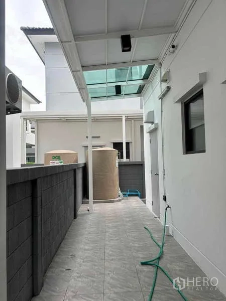 บ้าน ให้เช่าในMueang Nonthaburi, Nonthaburi - ลานซักล้างมีหลังคา กันสาด ถังน้ำ และระบบสาธารณูปโภค