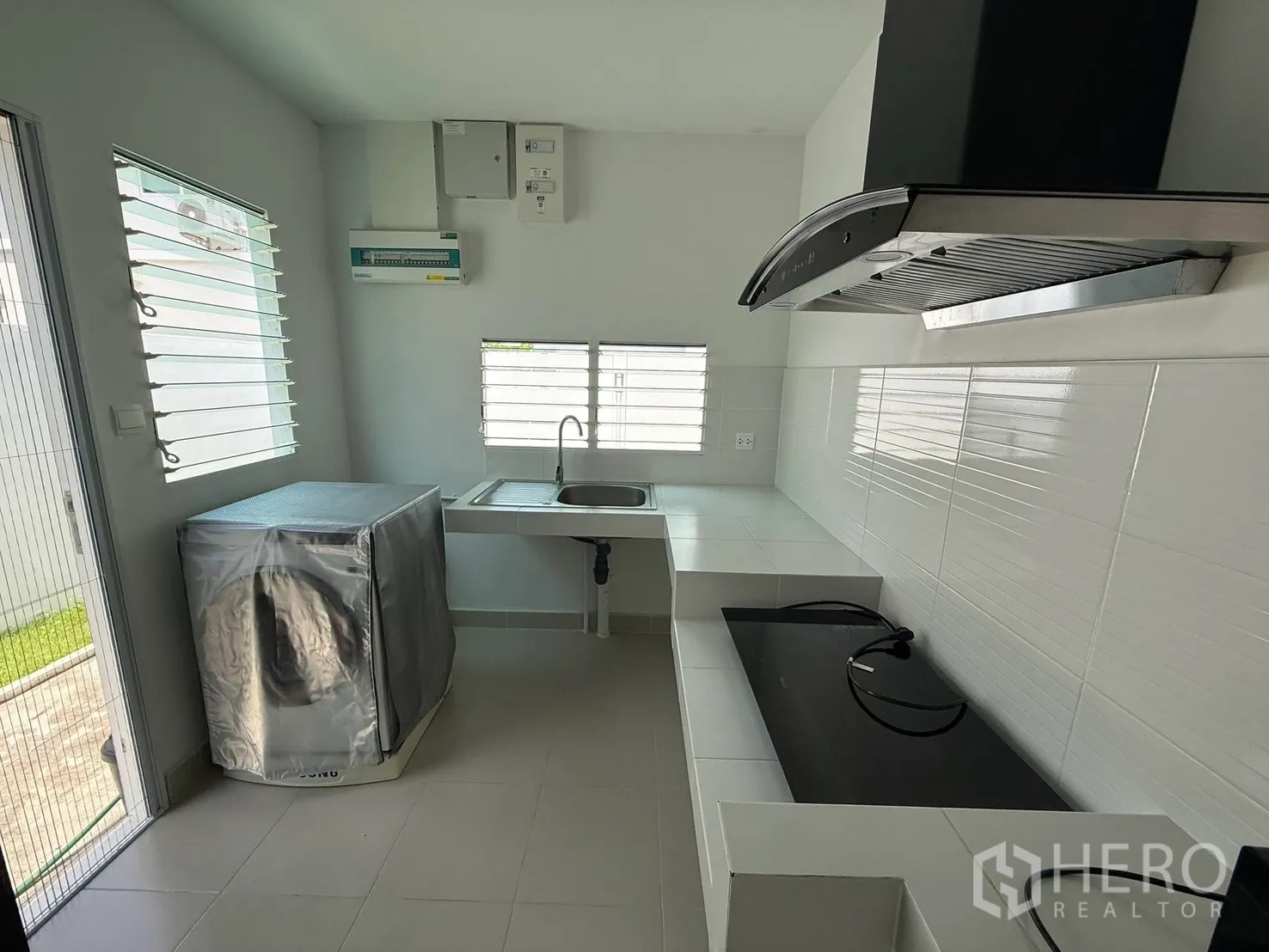 บ้านเดี่ยว for rent in Bang Phli, Samut Prakan - ครัวกะทัดรัดพร้อมหน้าต่าง อ่างล้างจาน เตา ฮูดดูดควัน และพื้นที่ซักล้าง