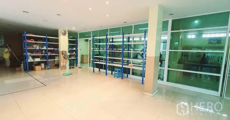 สำนักงาน ให้เช่าในBang Kho Laem, Bangkok - โซนเก็บของ/ปฏิบัติการกว้าง ชั้นเหล็กสีน้ำเงิน และผนังกระจกเต็มสูง