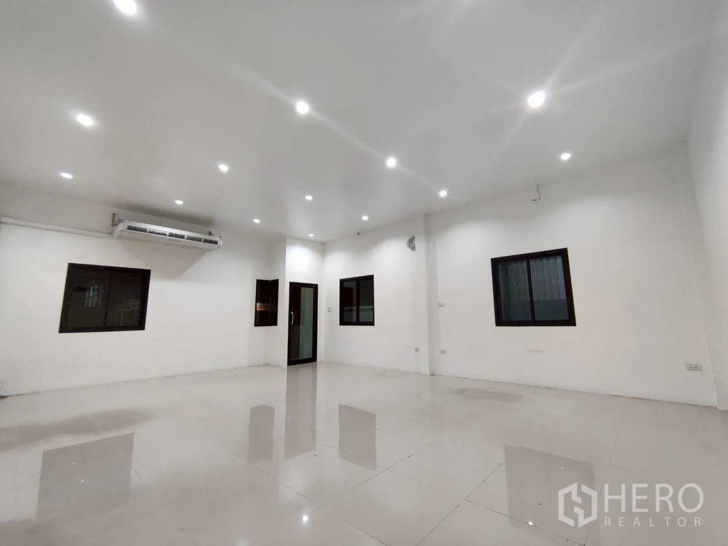 โกดัง for rent in Lam Luk Ka, Pathum Thani - ห้องสำนักงานสว่าง พื้นกระเบื้อง ไฟดาวน์ไลท์ หน้าต่าง และเครื่องปรับอากาศ.