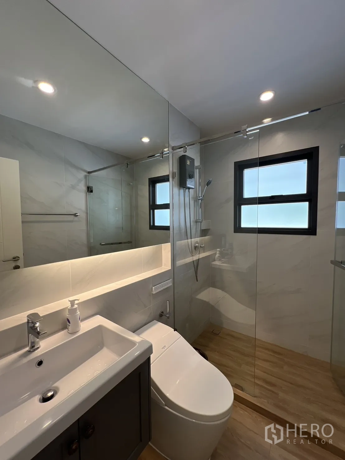 บ้านเดี่ยว for rent in Bang Phli, Samut Prakan - ห้องน้ำโมเดิร์น มีกั้นอาบน้ำกระจก อ่างล้างหน้าและกระจกไฟในตัว