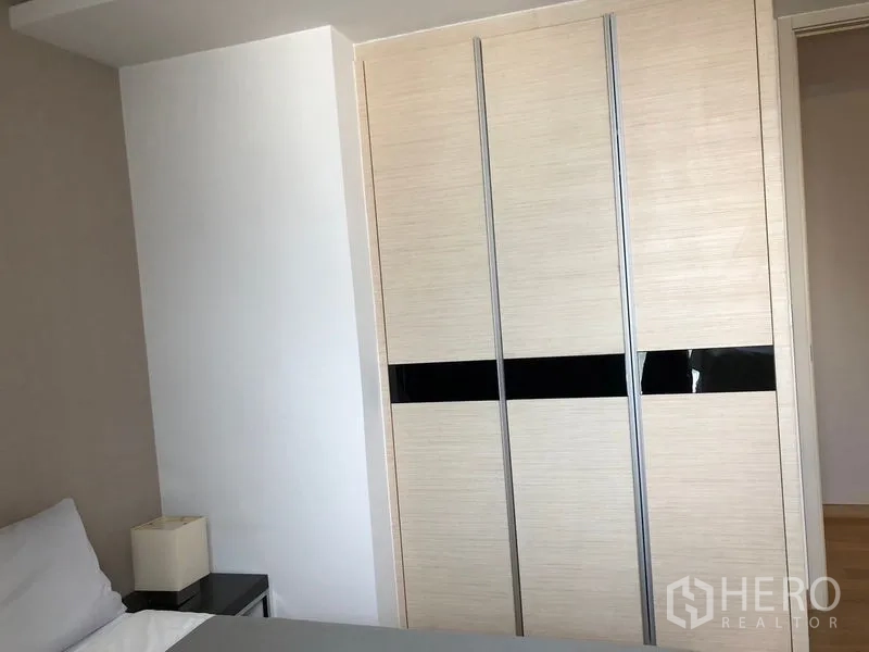 คอนโด ให้เช่าในWatthana, Bangkok - ตู้เสื้อผ้าบานเลื่อนบิลท์อิน แถบสีดำดีไซน์ทันสมัยในห้องนอน