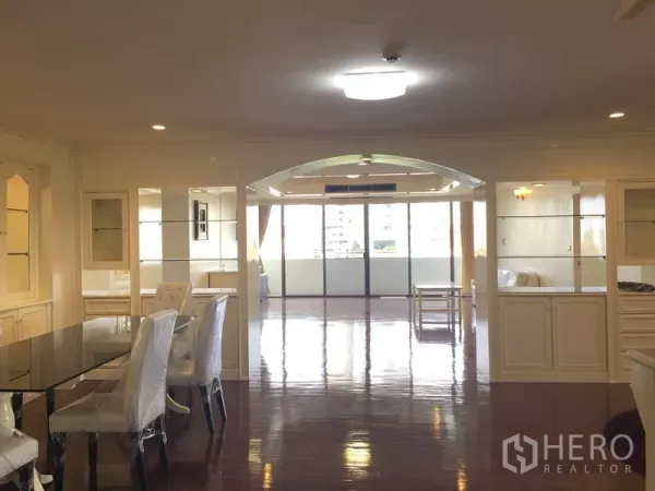 คอนโด ให้เช่าในWatthana, Bangkok - พื้นที่นั่งเล่นกว้าง เชื่อมระเบียงใหญ่ผ่านประตูกระจกบานเลื่อน