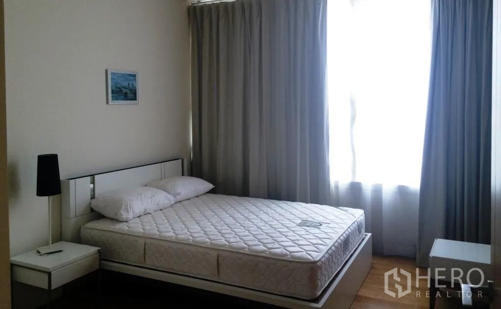 คอนโด ให้เช่าในWatthana, Bangkok - ห้องนอนมินิมอล เตียงขนาดใหญ่ โต๊ะข้าง และหน้าต่างผ้าม่านบานใหญ่