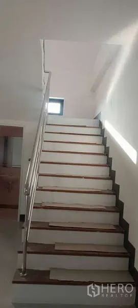 工厂 出租或出售在Sai Noi, Nonthaburi - 室内楼梯，配不锈钢扶手，通往办公楼层。