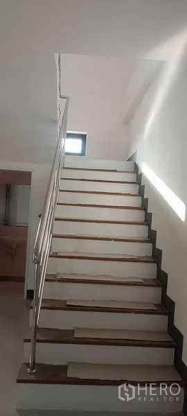 工厂 出租或出售在Sai Noi, Nonthaburi - 室内楼梯，配不锈钢扶手，通往办公楼层。