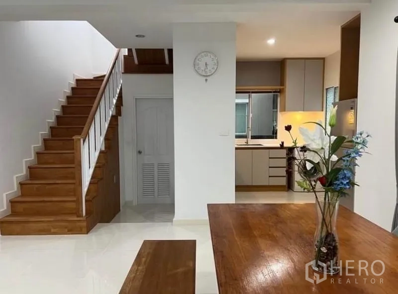 独立式住宅 出租在Suan Luang, Bangkok - 开放式一层，楼梯与厨房入口并列