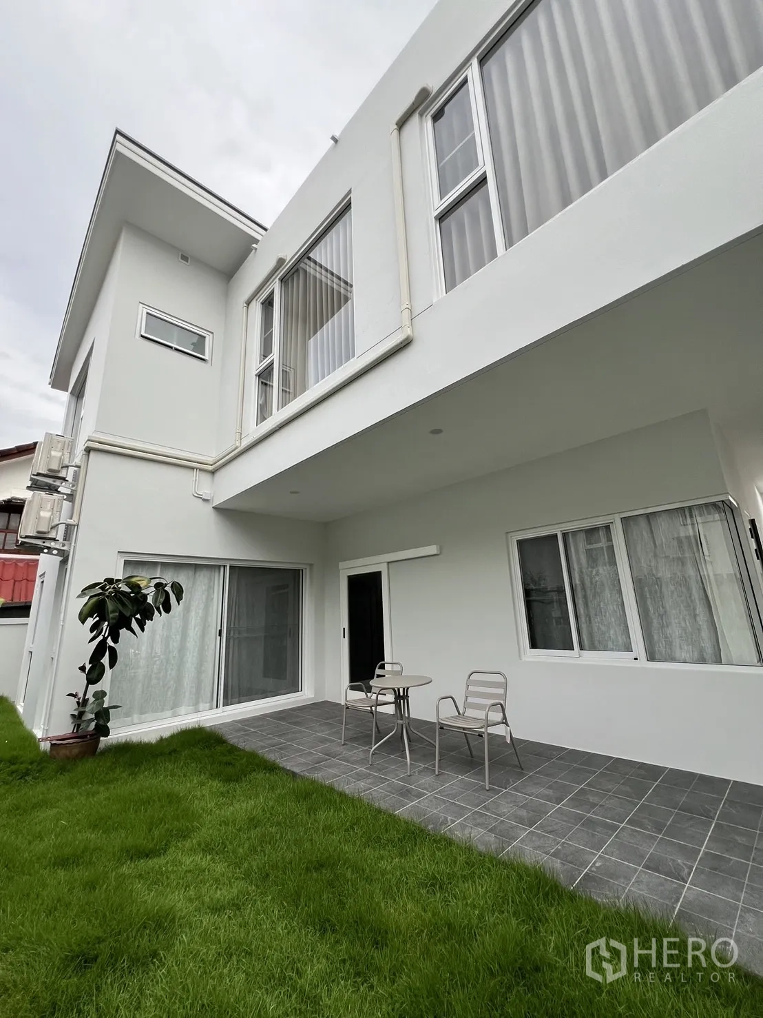 Detached House for rent in Saphan Sung, Bangkok - Covered laundry area with washing machine and dryer.