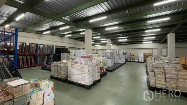 คลังสินค้า ขายในBangkok Yai, Bangkok - ฮอลล์เก็บสินค้า พื้นคอนกรีต เสาใหญ่ ไฟส่องสว่างแบบเส้น