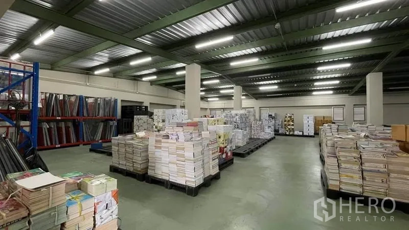 คลังสินค้า ขายในBangkok Yai, Bangkok - ฮอลล์เก็บสินค้า พื้นคอนกรีต เสาใหญ่ ไฟส่องสว่างแบบเส้น