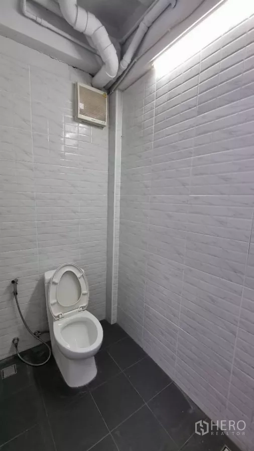 ทาวน์เฮาส์ ให้เช่าในHuai Khwang, Bangkok - ห้องน้ำกรุกระเบื้องสีขาว พื้นสีเข้ม พร้อมพัดลมระบายอากาศ