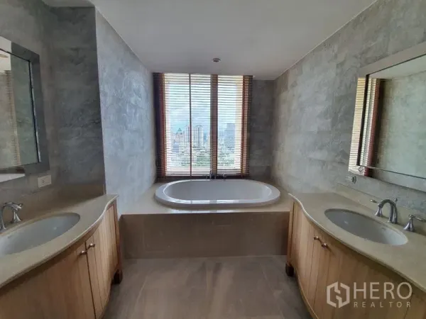 คอนโด ขาย - ห้องน้ำหรู อ่างล้างหน้า His & Her และอ่างอาบน้ำริมหน้าต่างวิวเมือง