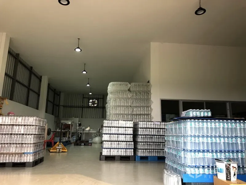 โรงงาน ให้เช่าหรือขายในWang Noi, Phra Nakhon Si Ayutthaya - ฮอลล์การผลิตเพดานสูง จัดวางสินค้าบรรจุขวดและไฟส่องสว่างเพียงพอ