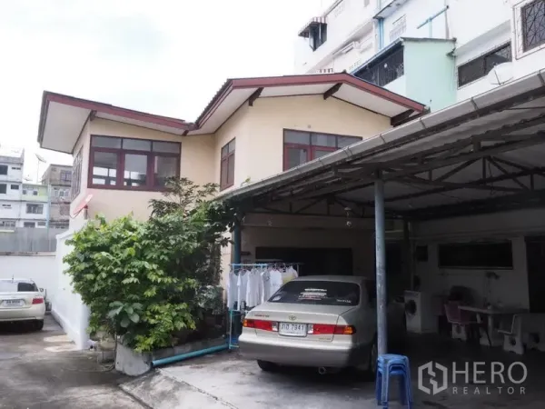 อาคารพาณิชย์ ขายในKhlong San, Bangkok - อาคารสองชั้นภายในพื้นที่ มีต้นไม้และโรงจอดรถ หลังคาเมทัลชีท ข้างลานคอนกรีต