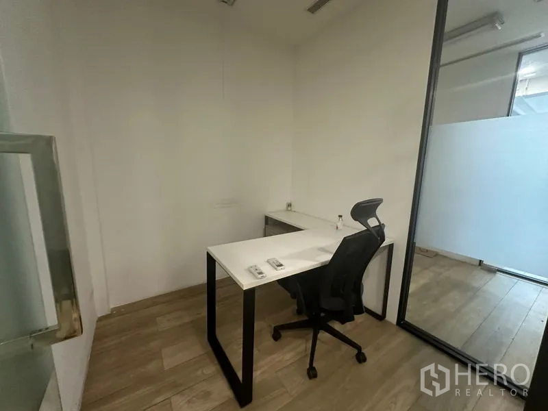 สำนักงานที่บ้าน ให้เช่าในBang Na, Bangkok - ห้องมุมโต๊ะรูปตัวแอล เก้าอี้ล้อเลื่อน หลังผนังกระจก